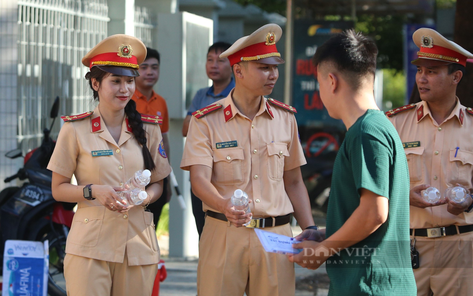 CSGT Đà Nẵng tặng bút, nước cho thí sinh thi tốt nghiệp THPT - Ảnh 4.