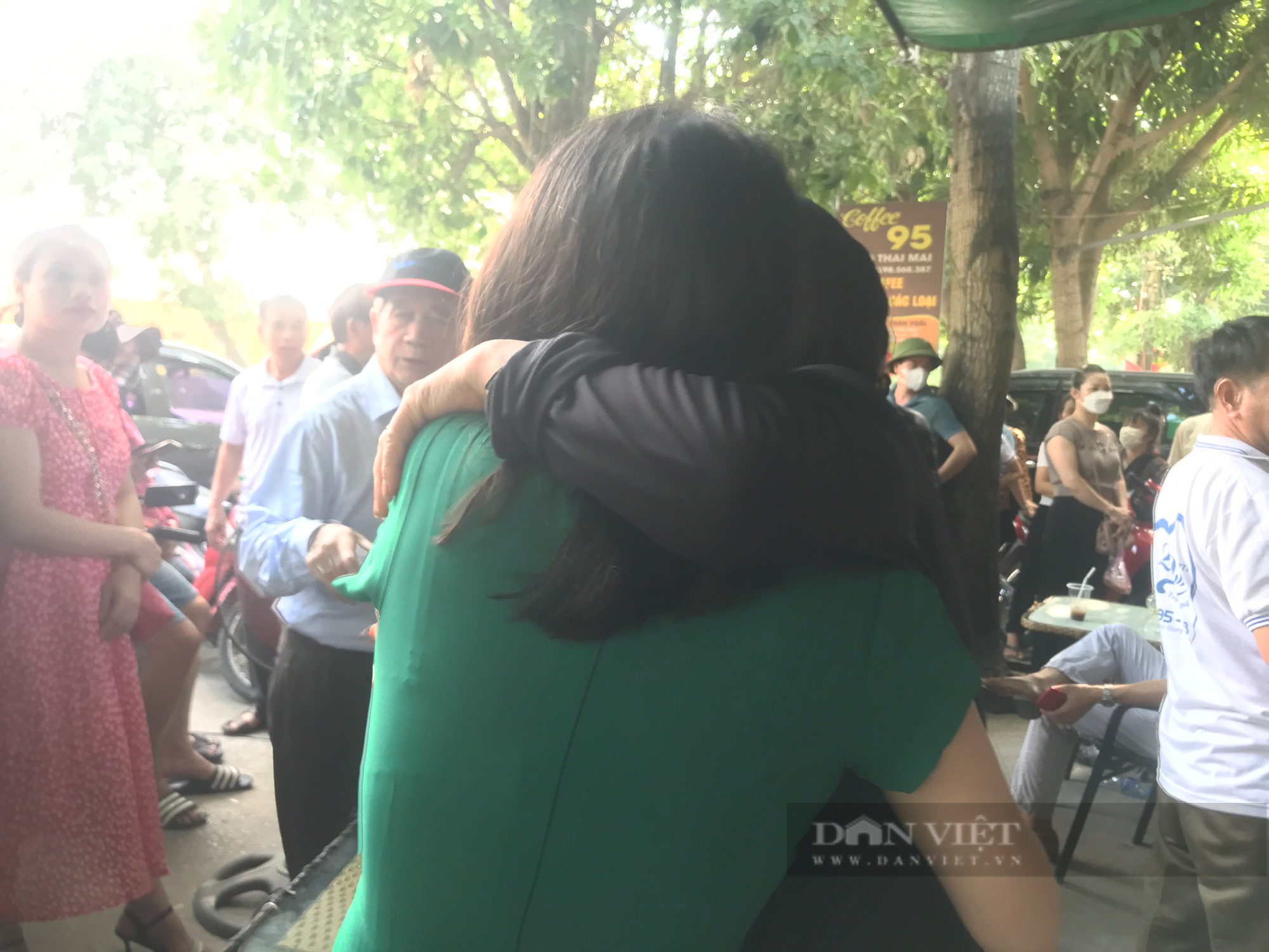 Ngày ra tù, cô giáo Lê Thị Dung bật khóc khi gặp lại chồng con, bạn bè - Ảnh 2.