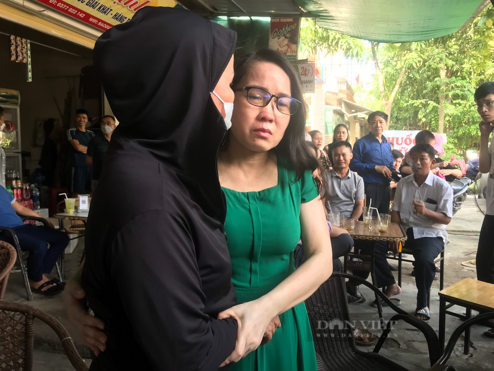 Ngày ra tù, cô giáo Lê Thị Dung bật khóc khi gặp lại chồng con, bạn bè - Ảnh 3.