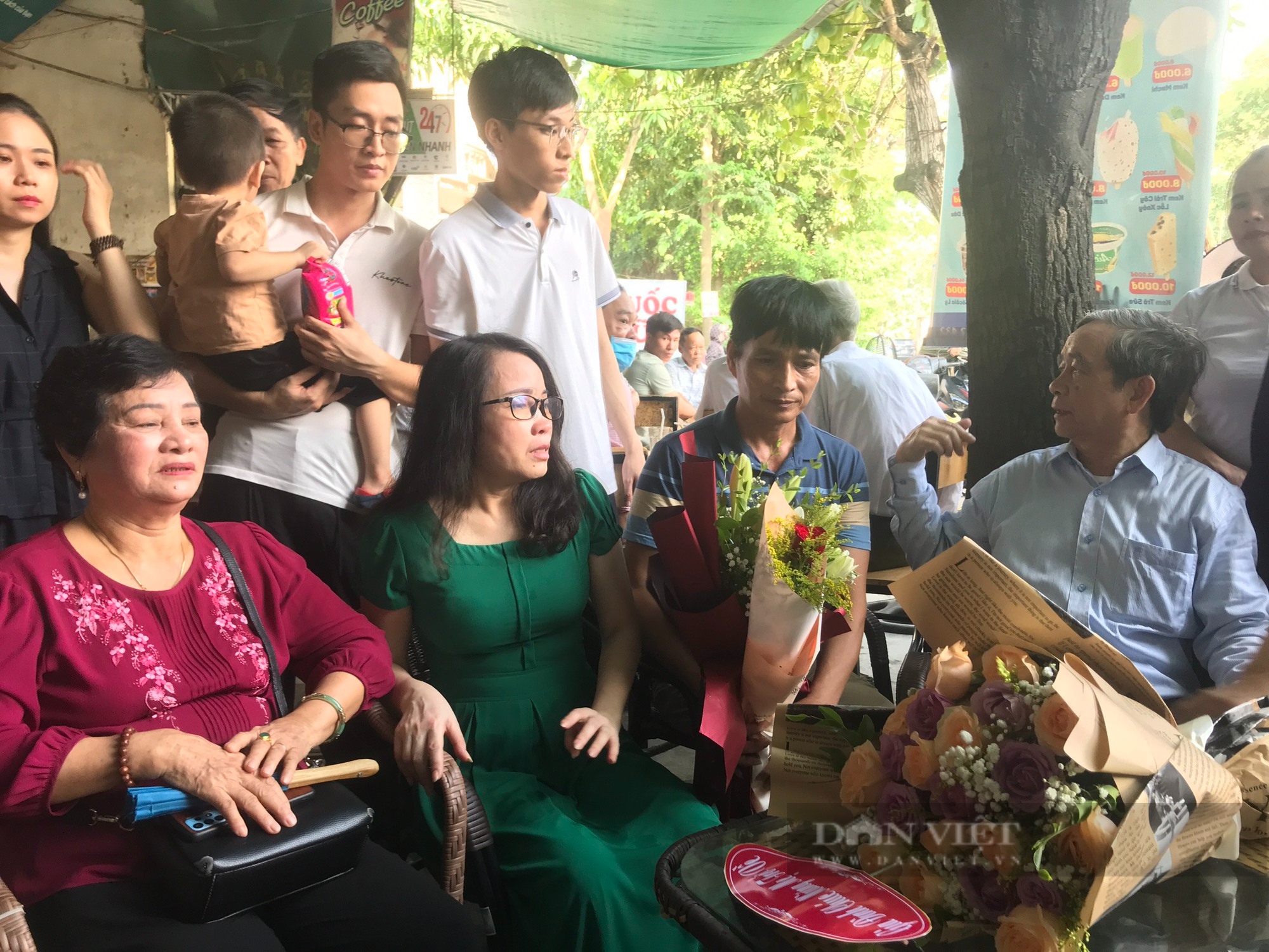 Ngày ra tù, cô giáo Lê Thị Dung bật khóc khi gặp lại chồng con, bạn bè - Ảnh 4.