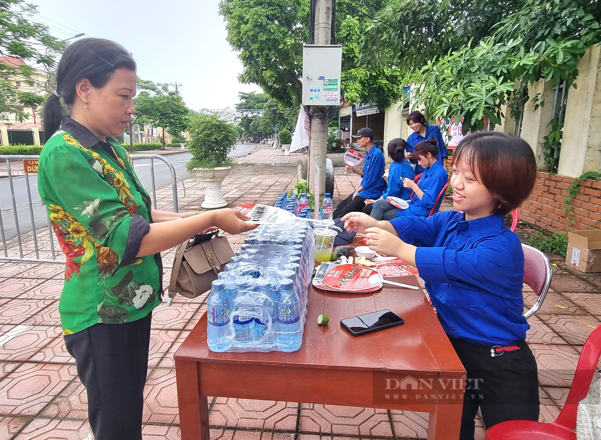 Cô gái tí hon tham gia tiếp sức mùa thi tại Ninh Binh - Ảnh 2.