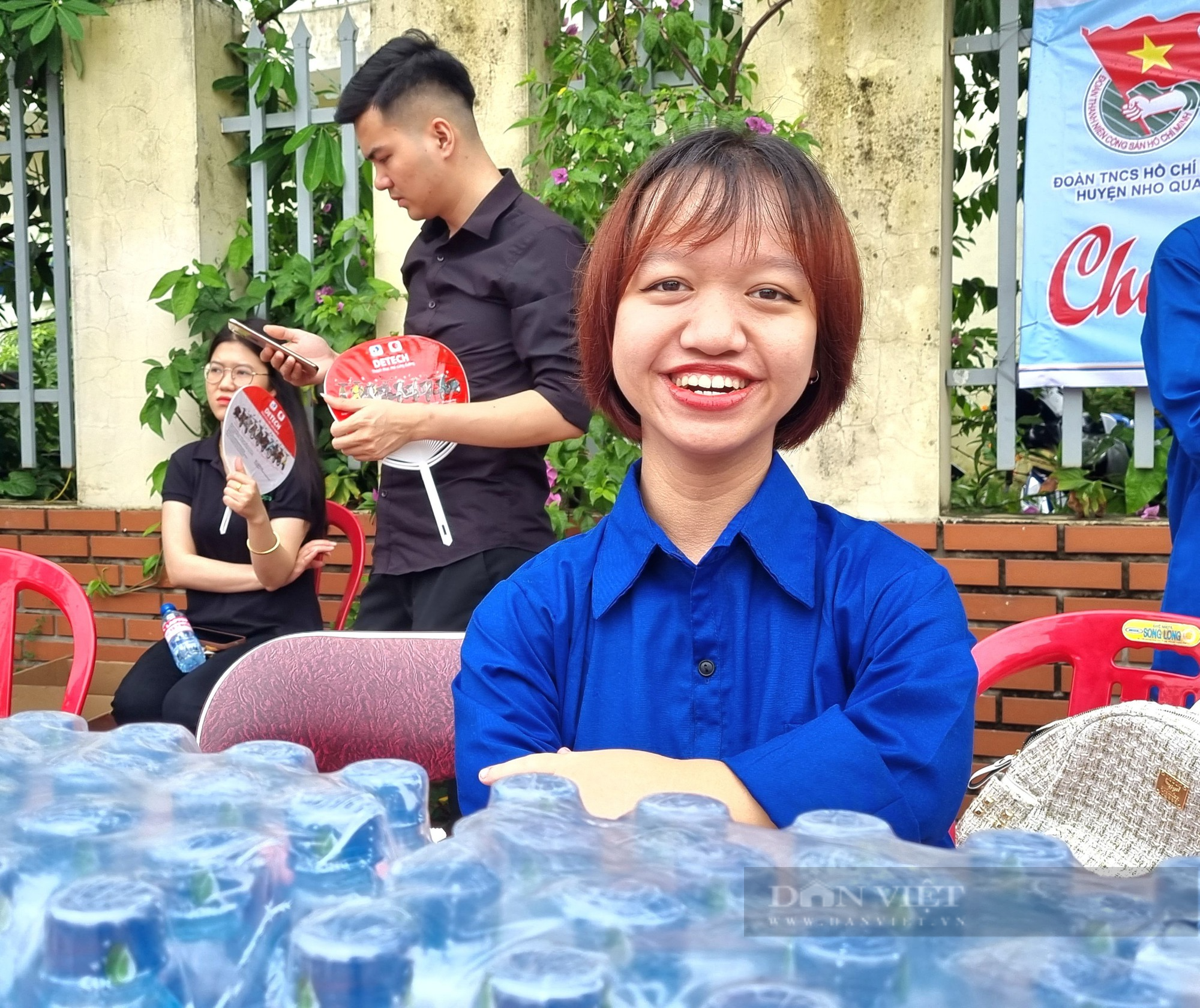 Cô gái tí hon tham gia tiếp sức mùa thi tại Ninh Binh - Ảnh 3.