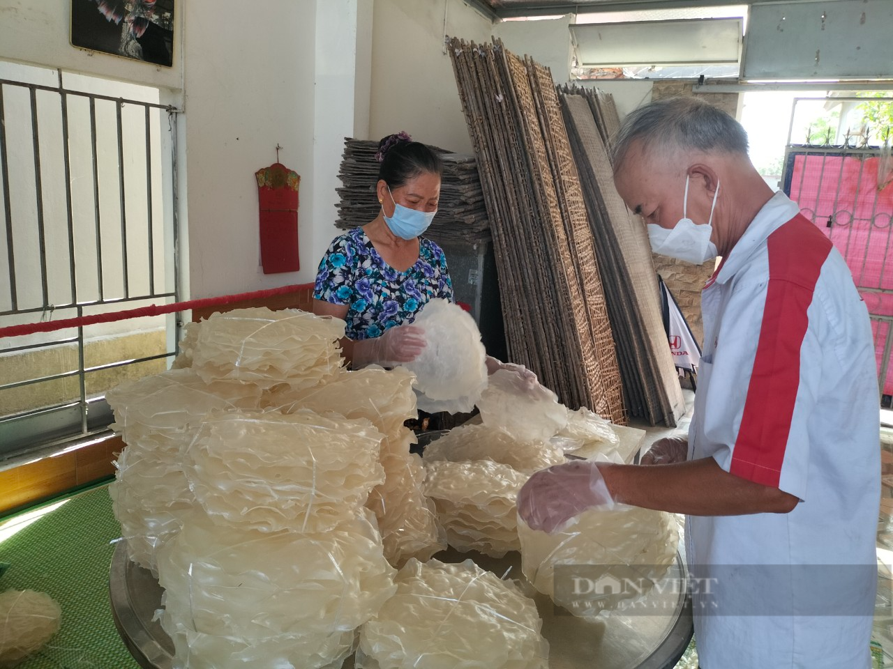 Lão nông ở Ninh Bình thức khuya dậy sớm làm ra bánh đa canh dai, giòn, trở thành đặc sản được khách ưa dùng - Ảnh 1.