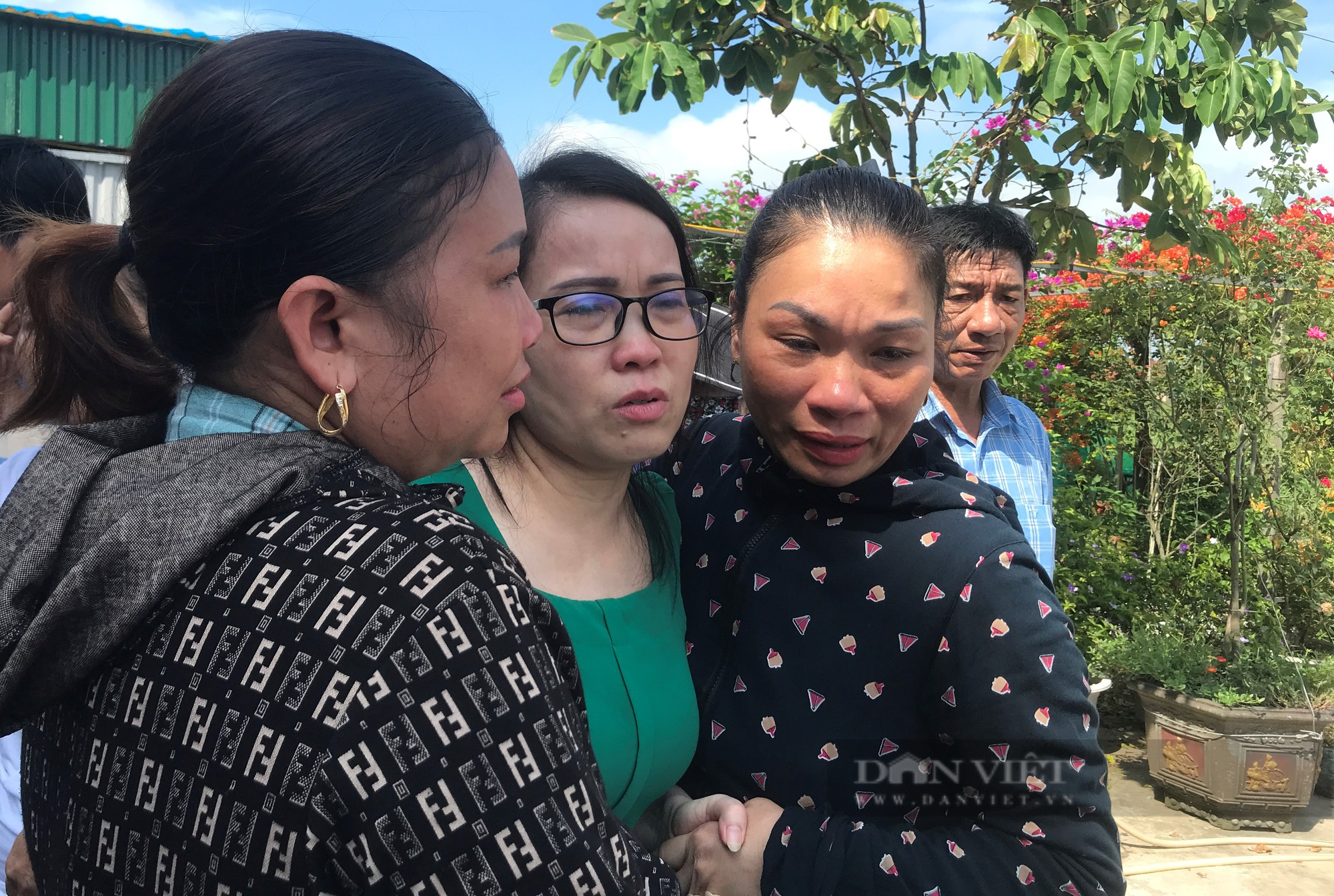 Chứng kiến cô giáo Lê Thị Dung trở về với người thân, làng xóm, họ hàng ai cũng xúc động - Ảnh 2.