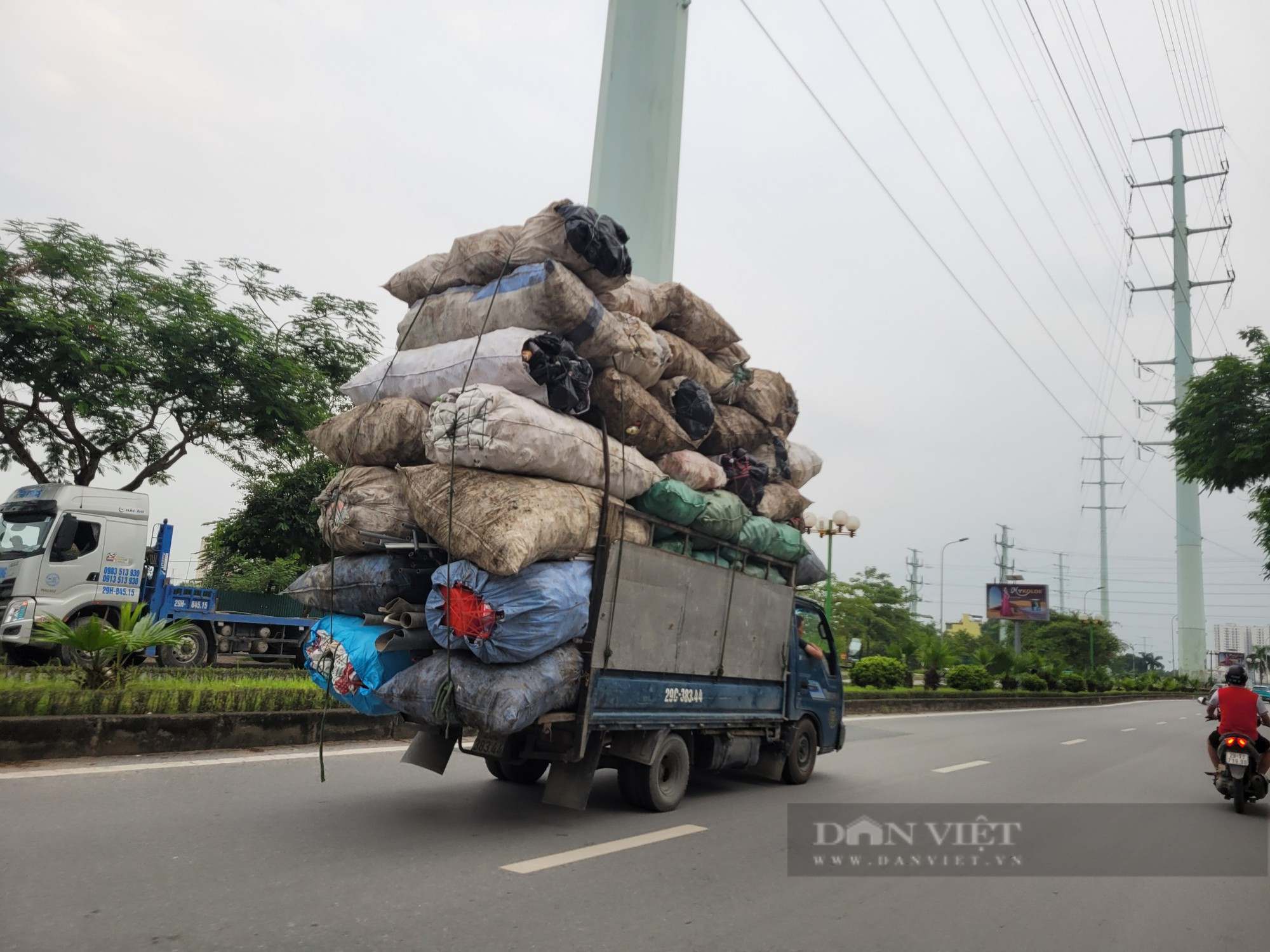 Những chuyến xe chở cả “núi rác” nghênh ngang trên đường phố Hà Nội - Ảnh 1.