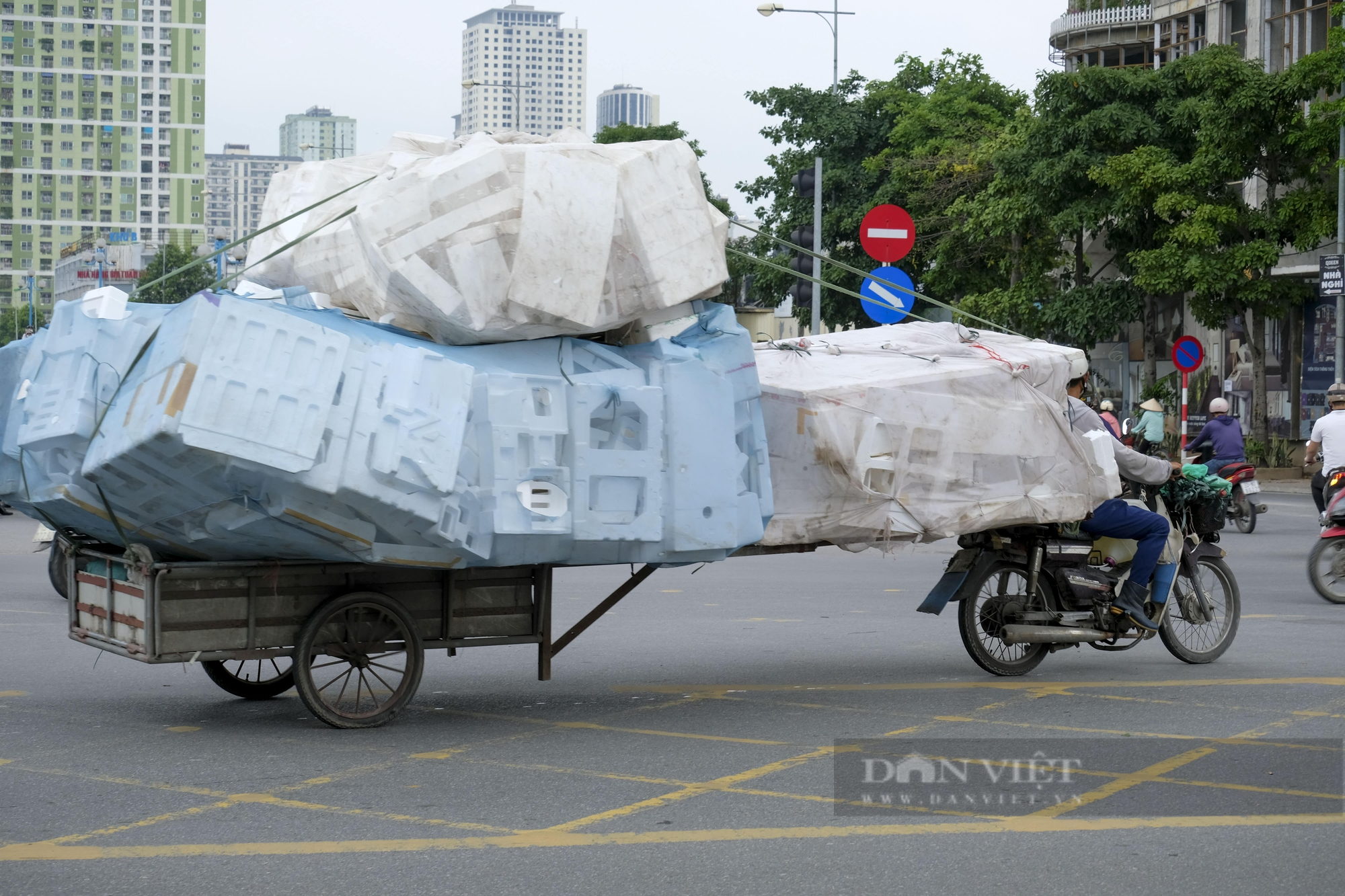 Những chuyến xe chở cả “núi rác” nghênh ngang trên đường phố Hà Nội - Ảnh 4.