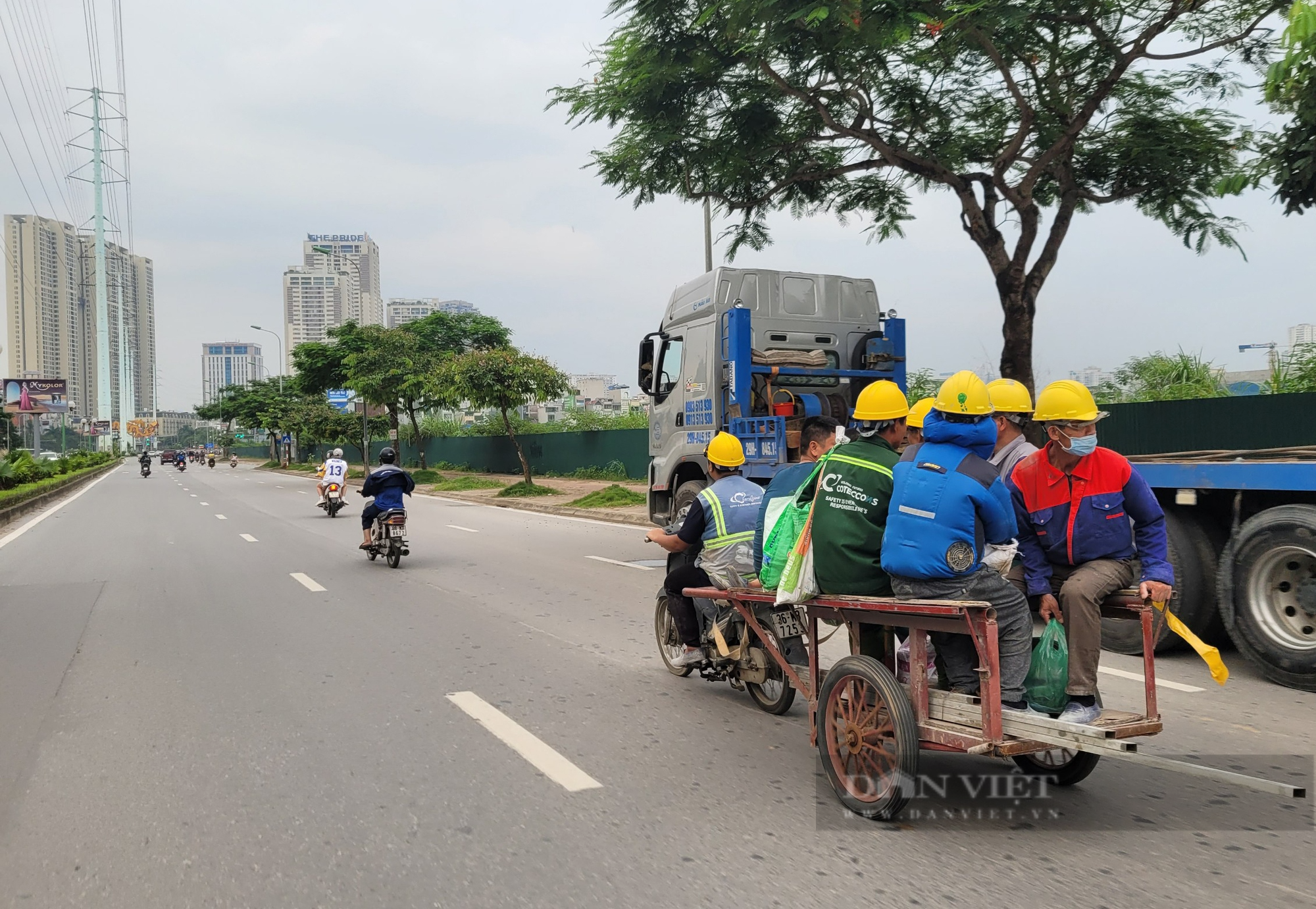 Những chuyến xe chở cả “núi rác” nghênh ngang trên đường phố Hà Nội - Ảnh 5.