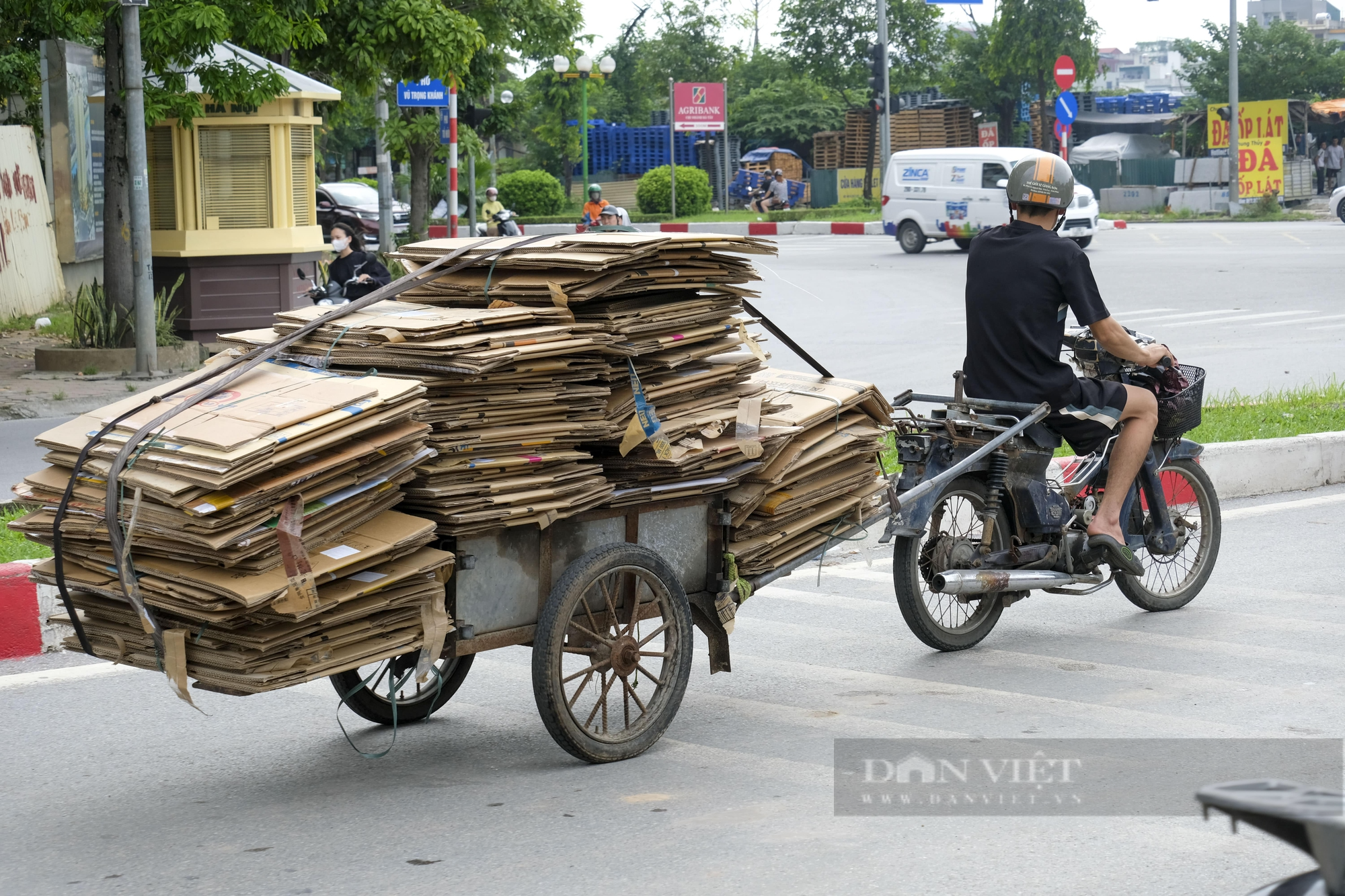 Những chuyến xe chở cả “núi rác” nghênh ngang trên đường phố Hà Nội - Ảnh 6.