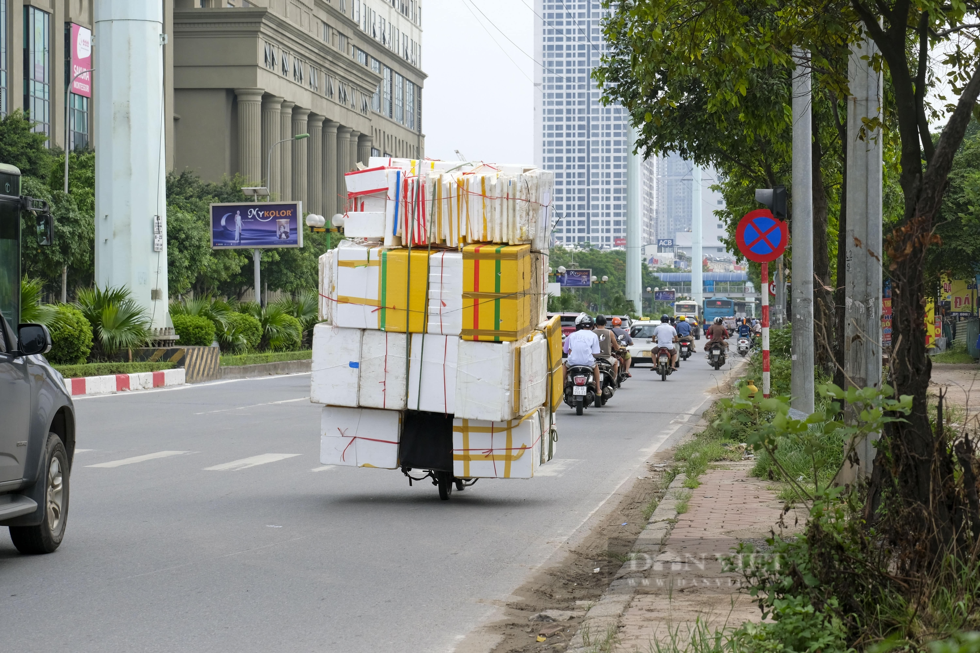 Những chuyến xe chở cả “núi rác” nghênh ngang trên đường phố Hà Nội - Ảnh 7.