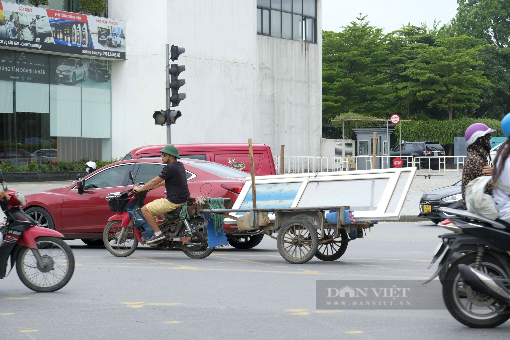 Những chuyến xe chở cả “núi rác” nghênh ngang trên đường phố Hà Nội - Ảnh 9.