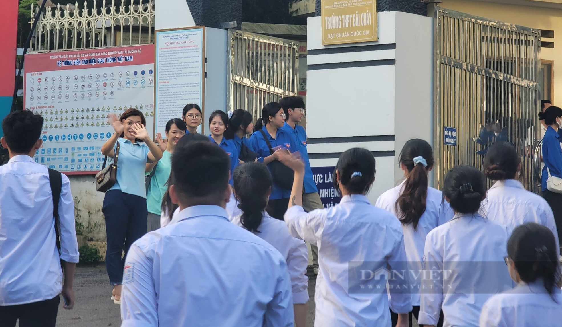 Cô giáo thức đêm dậy sớm, ra tận điểm thi bắt tay động viên học trò thi tốt nghiệp THPT ở Quảng Ninh - Ảnh 3.
