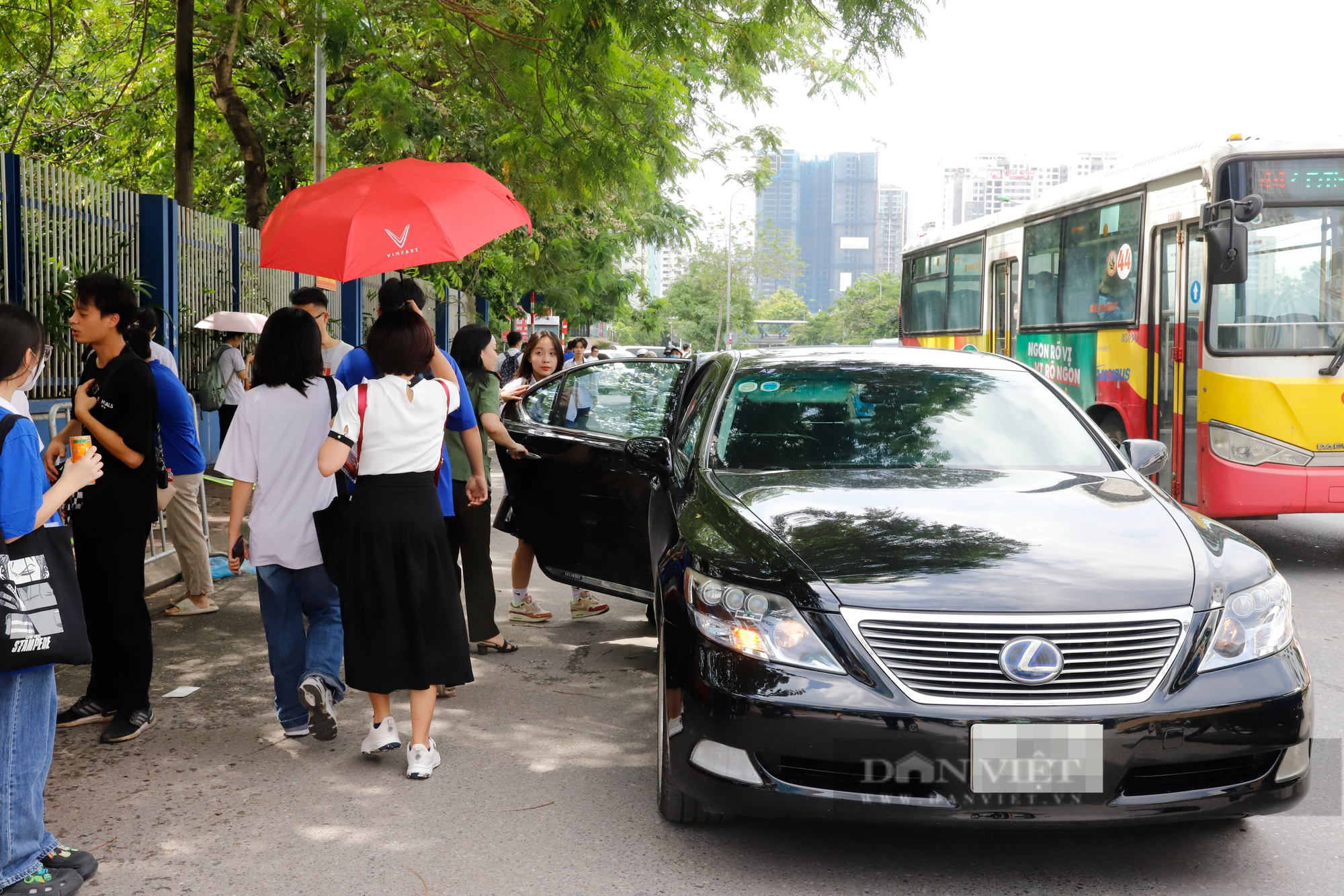 Ngắm dàn xe sang tiền tỷ Lexus, Mercedes-Maybach chở con đi thi tốt nghiệp THPT tại Hà Nội - Ảnh 6.