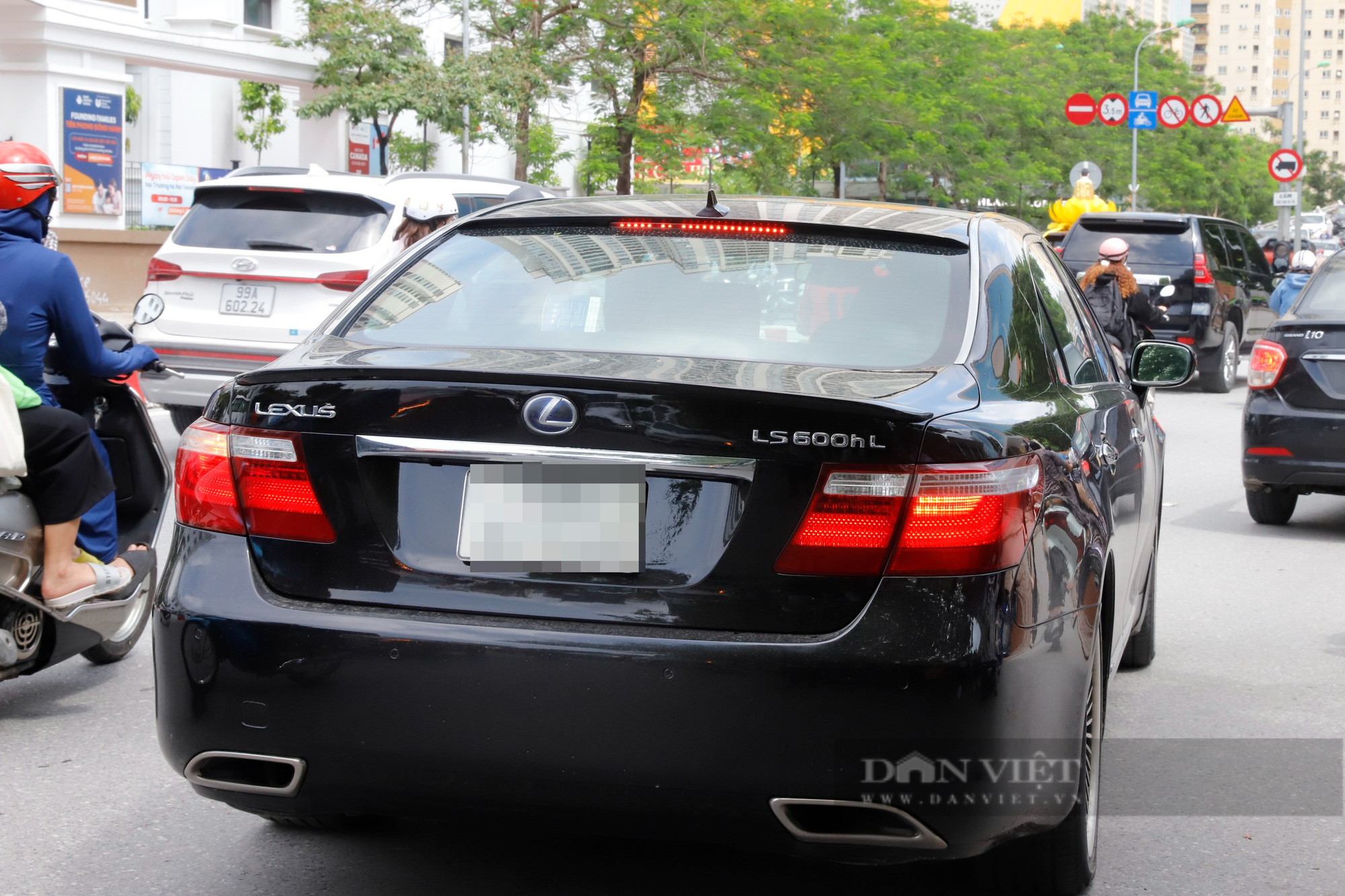 Ngắm dàn xe sang tiền tỷ Lexus, Mercedes-Maybach chở con đi thi tốt nghiệp THPT tại Hà Nội - Ảnh 7.