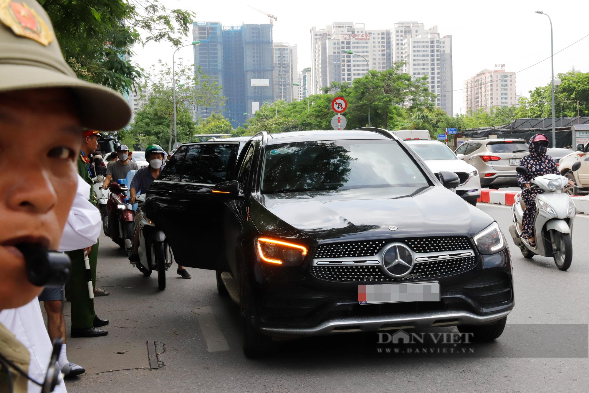 Ngắm dàn xe sang tiền tỷ Lexus, Mercedes-Maybach chở con đi thi tốt nghiệp THPT tại Hà Nội - Ảnh 9.