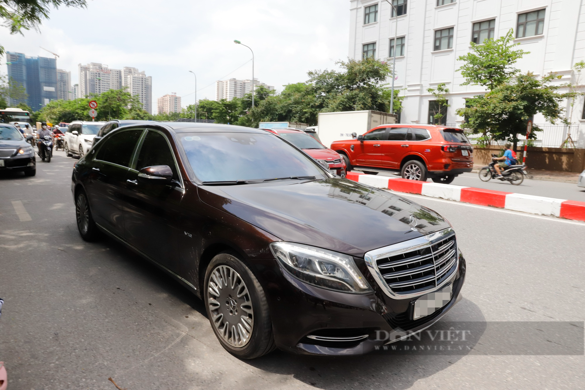 Ngắm dàn xe sang tiền tỷ Lexus, Mercedes-Maybach chở con đi thi tốt nghiệp THPT tại Hà Nội - Ảnh 12.