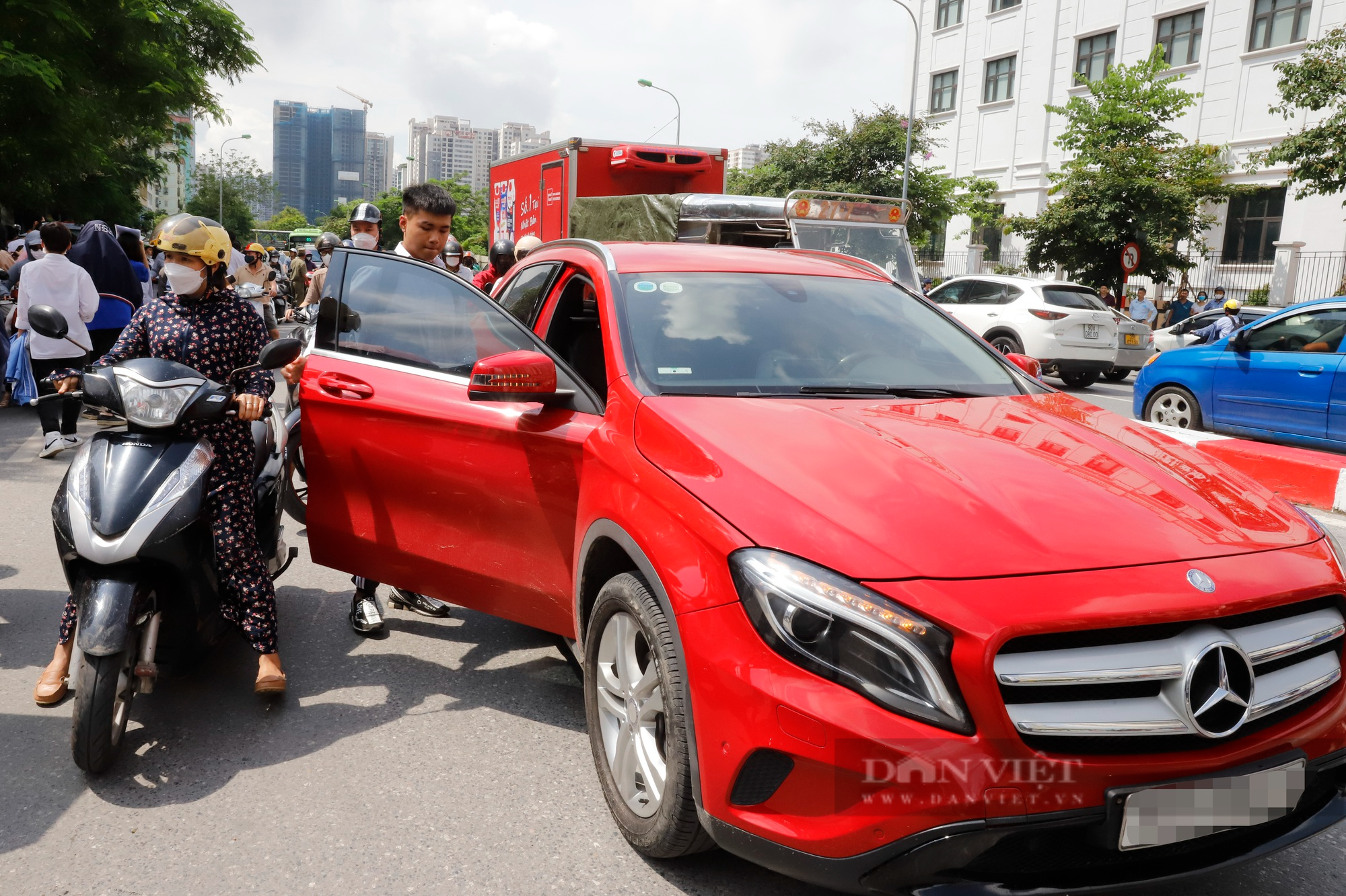 Ngắm dàn xe sang tiền tỷ Lexus, Mercedes-Maybach chở con đi thi tốt nghiệp THPT tại Hà Nội - Ảnh 10.