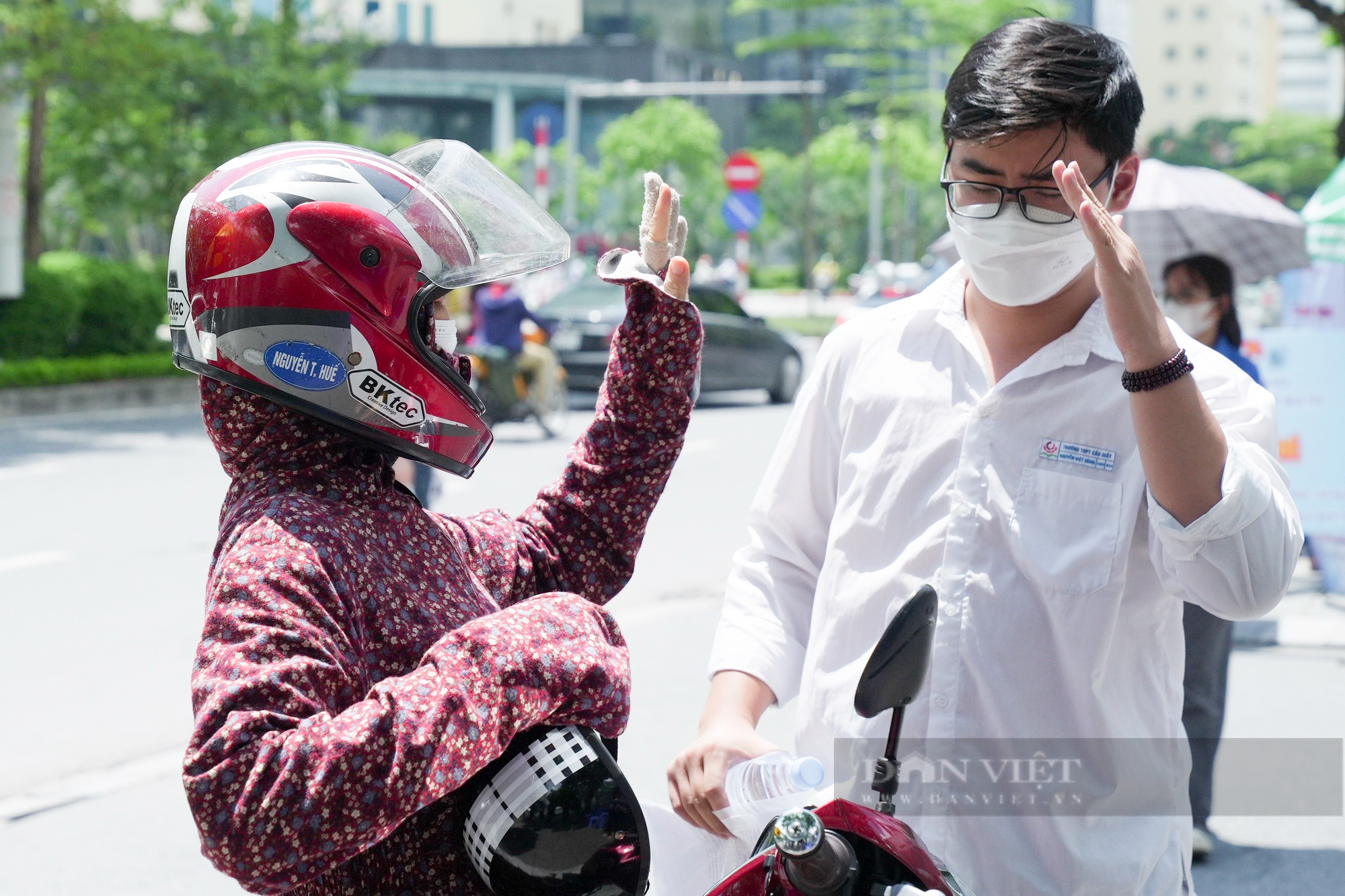 Phụ huynh vượt hơn 100km, &quot;đội nắng&quot; đưa con đi thi - Ảnh 5.