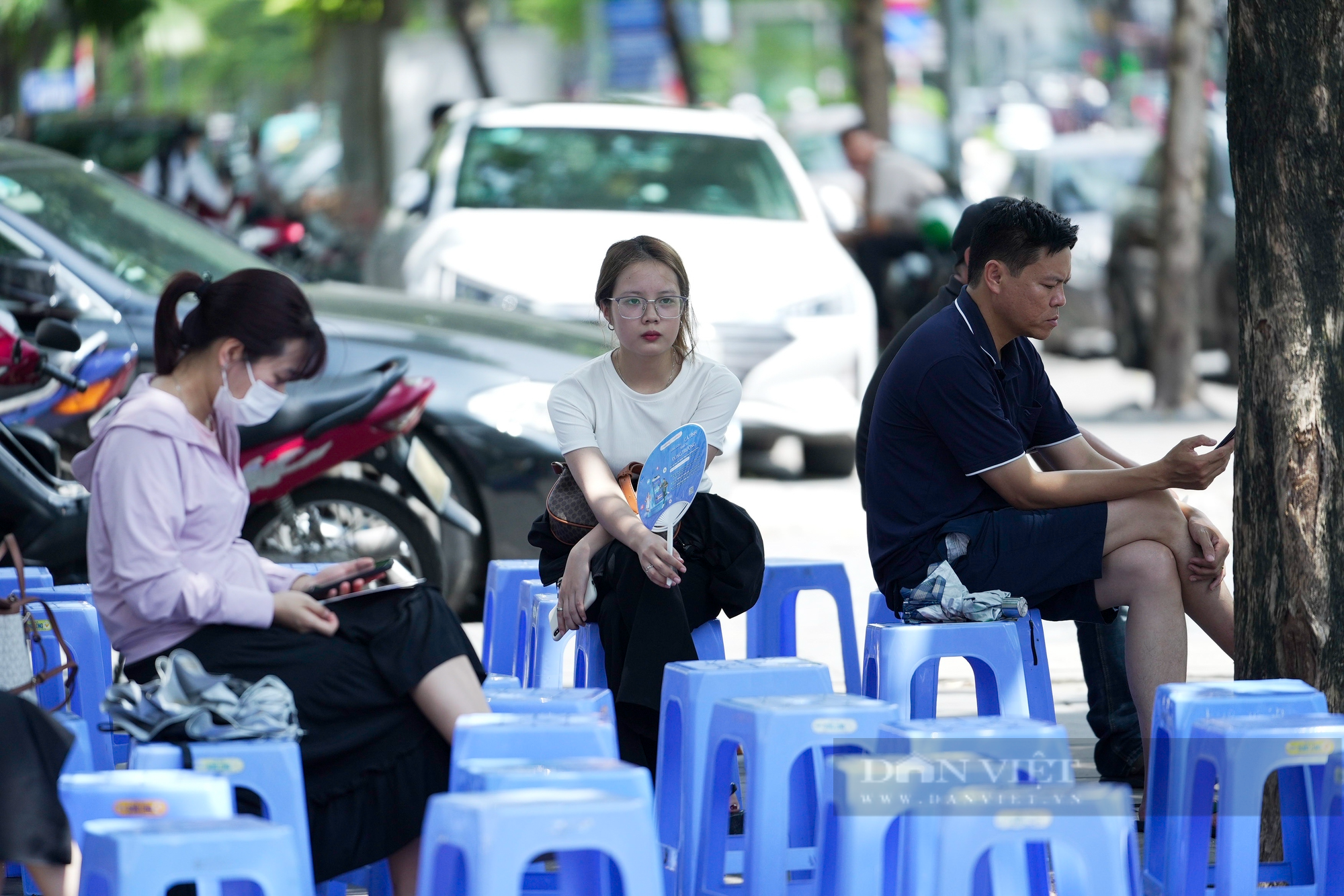 Phụ huynh vượt hơn 100km, &quot;đội nắng&quot; đưa con đi thi - Ảnh 8.