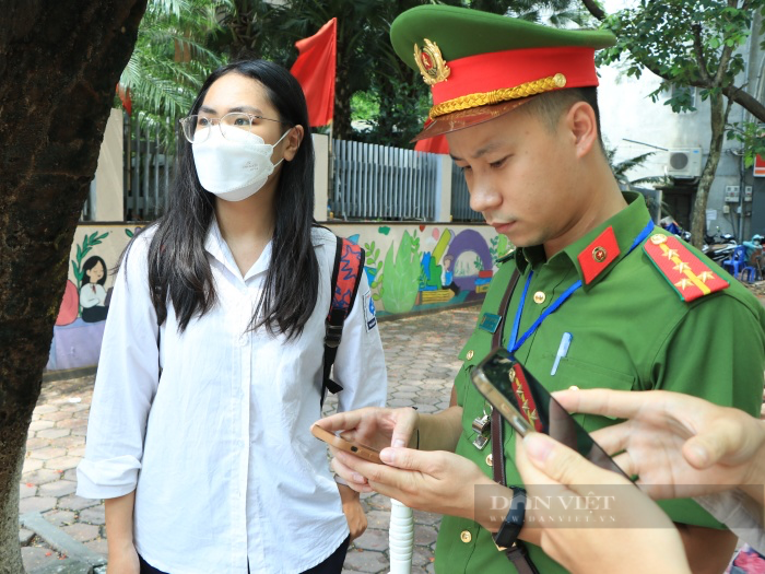 Nhận cuộc gọi &quot;cầu cứu&quot; của con từ công an, người mẹ &quot;hoả tốc&quot; đến điểm thi tốt nghiệp THPT vì lý do này - Ảnh 3.