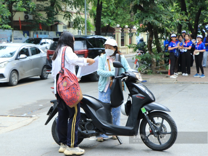 Nhận cuộc gọi &quot;cầu cứu&quot; của con từ công an, người mẹ &quot;hoả tốc&quot; đến điểm thi tốt nghiệp THPT vì lý do này - Ảnh 5.