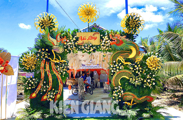 Cổng cưới hoa, lá, cành, rau, củ, quả ở Kiên Giang, hễ đến đám ai cũng chụp hình, quay phim - Ảnh 1.
