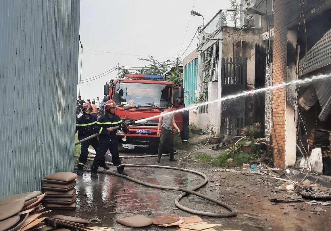Đồng Nai: Cháy lớn ở xưởng gia công ghế nệm giữa khu dân cư - Ảnh 2.