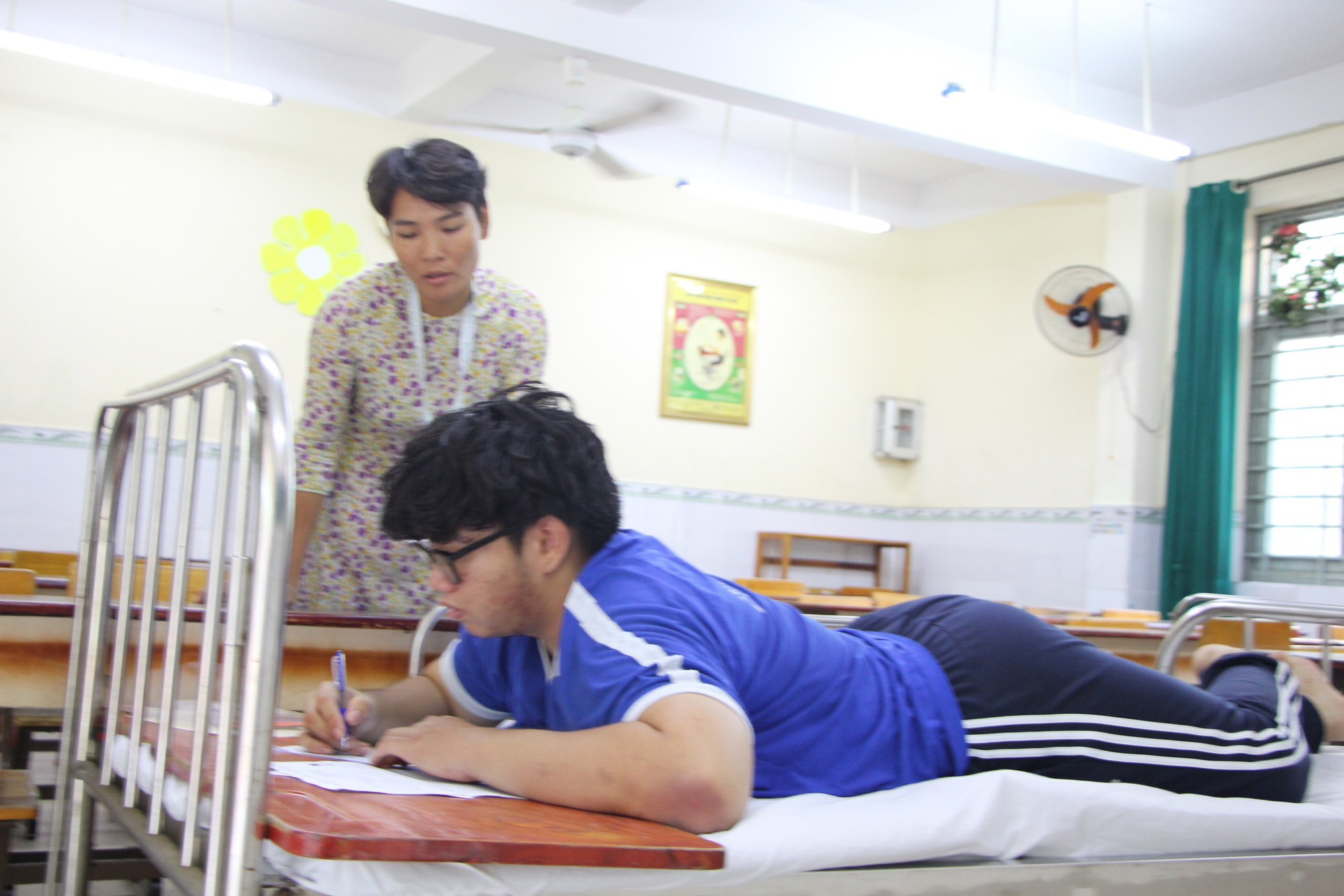 TP.HCM: Thí sinh đặc biệt được nằm trên giường làm bài thi tốt nghiệp THPT - Ảnh 1.