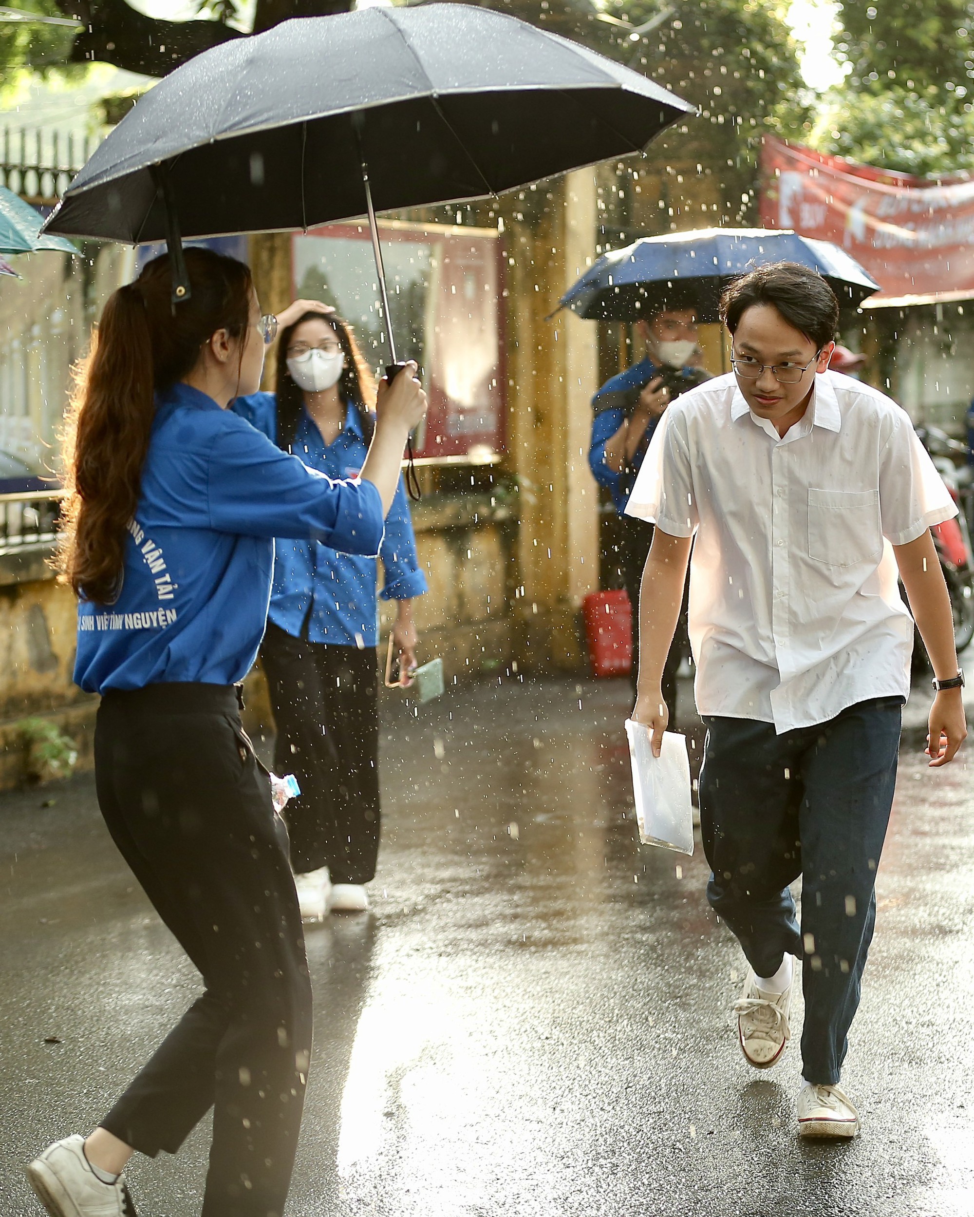 Tình nguyện viên đội nắng đội mưa “tiếp sức” cho sĩ tử mùa thi - Ảnh 2.