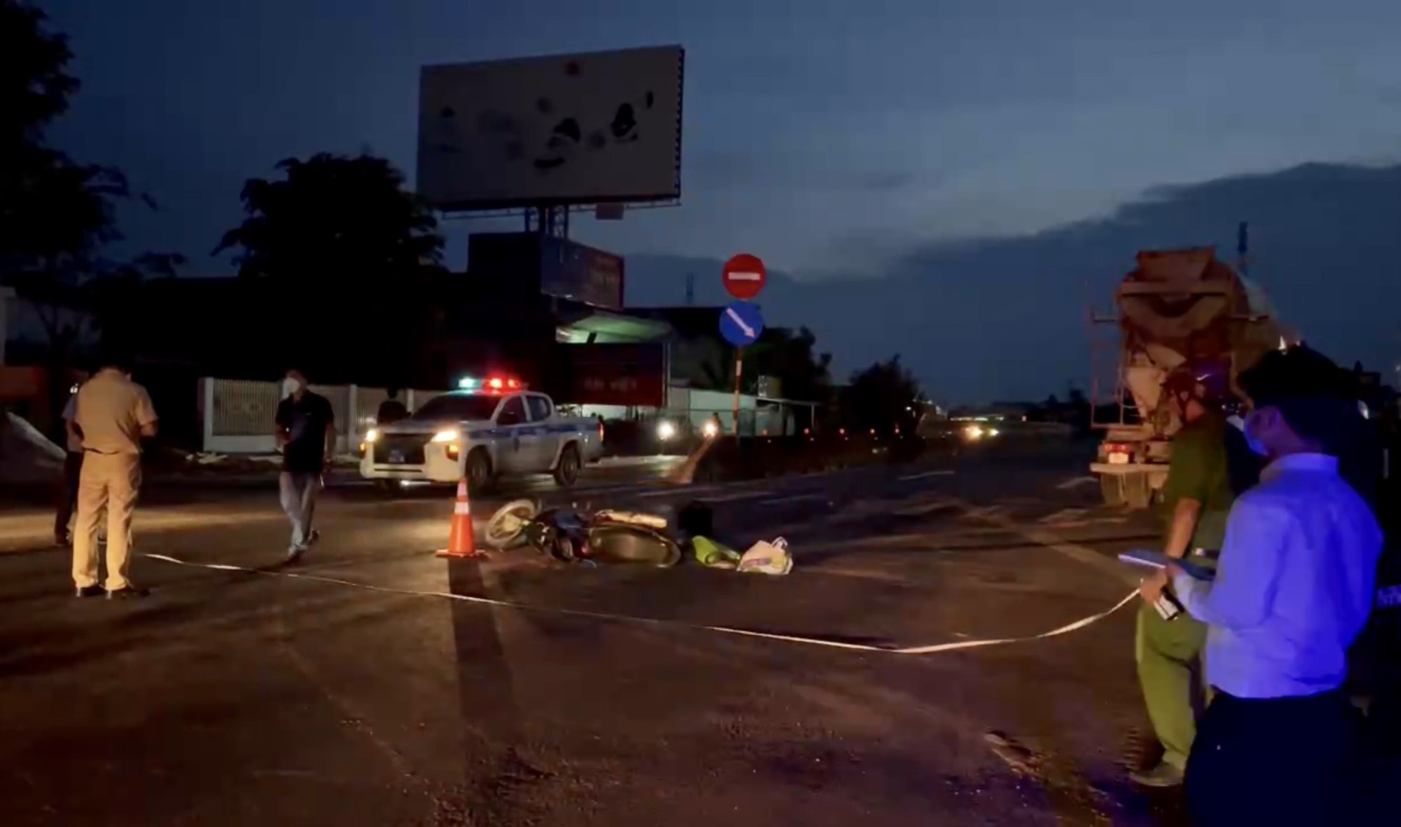 Tai nạn giữa xe bồn chở bê tông và xe máy trên Quốc lộ 1 khiến người vợ tử vong  - Ảnh 1.
