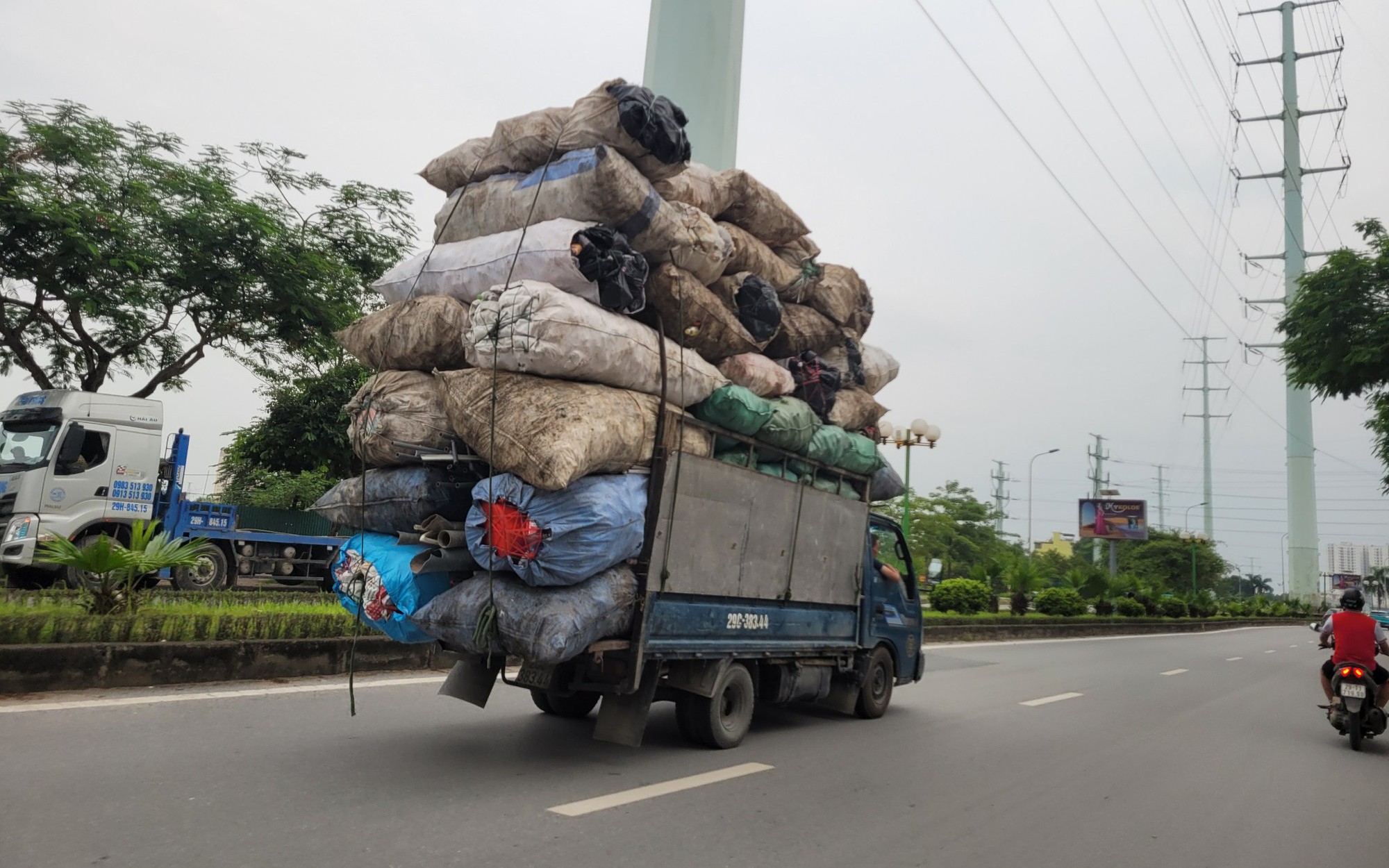 Những chuyến xe chở cả “núi rác” nghênh ngang trên đường phố Hà Nội