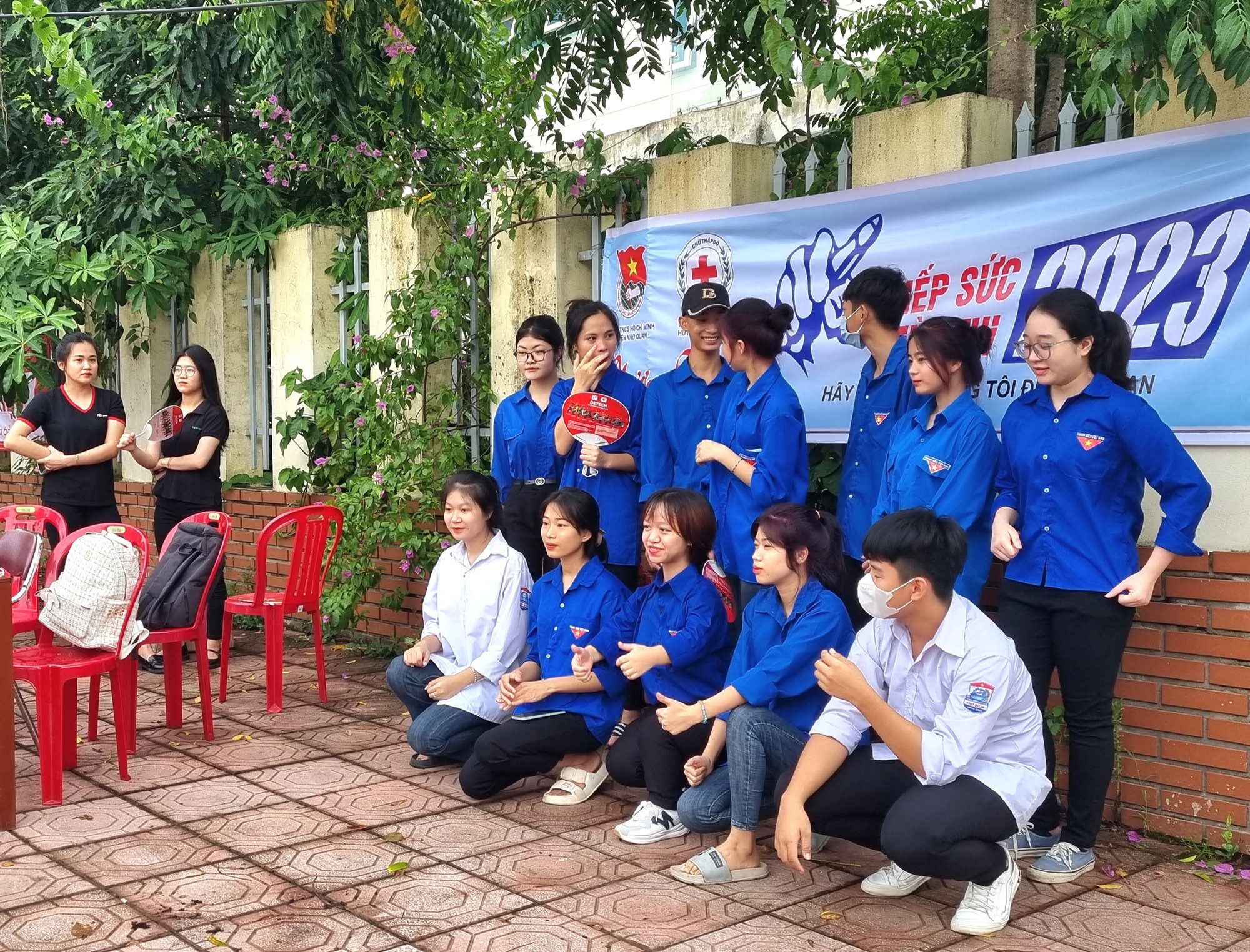 Cô gái tí hon tham gia tiếp sức mùa thi tại Ninh Binh - Ảnh 5.