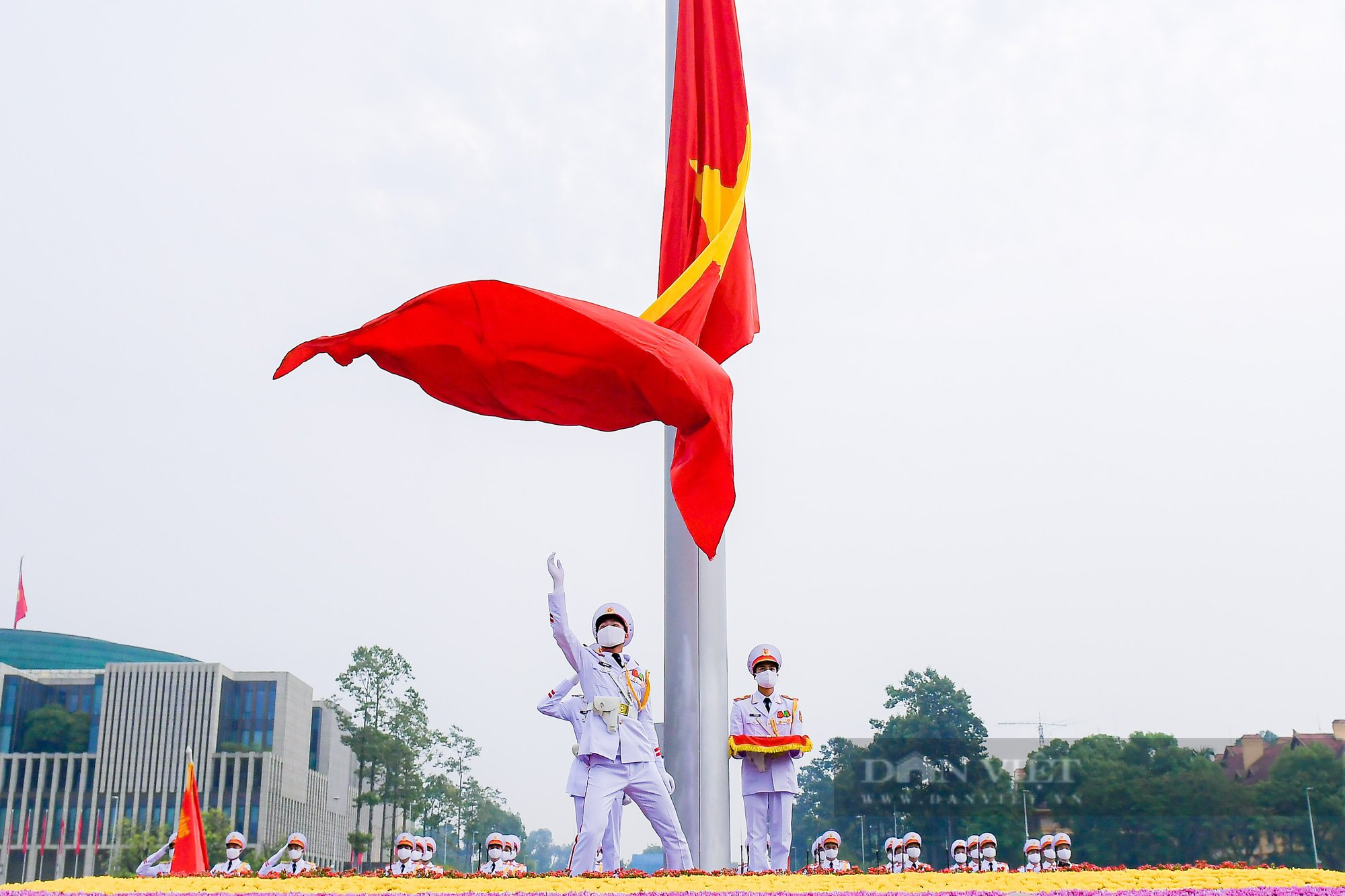 Ký ức Hà Nội: Thiêng liêng buổi lễ thượng cờ, hạ cờ ở Quảng trường Ba Đình - Ảnh 2.