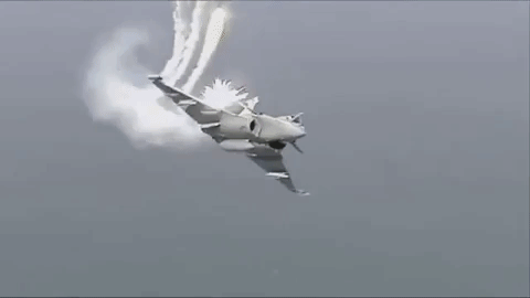 Bị chiến đấu cơ Rafale Pháp truy đuổi, phi công ném ma túy qua cửa sổ máy bay dân sự - Ảnh 17.
