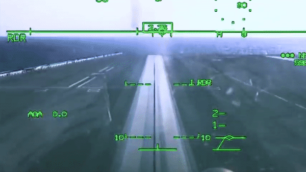 Bị chiến đấu cơ Rafale Pháp truy đuổi, phi công ném ma túy qua cửa sổ máy bay dân sự - Ảnh 18.