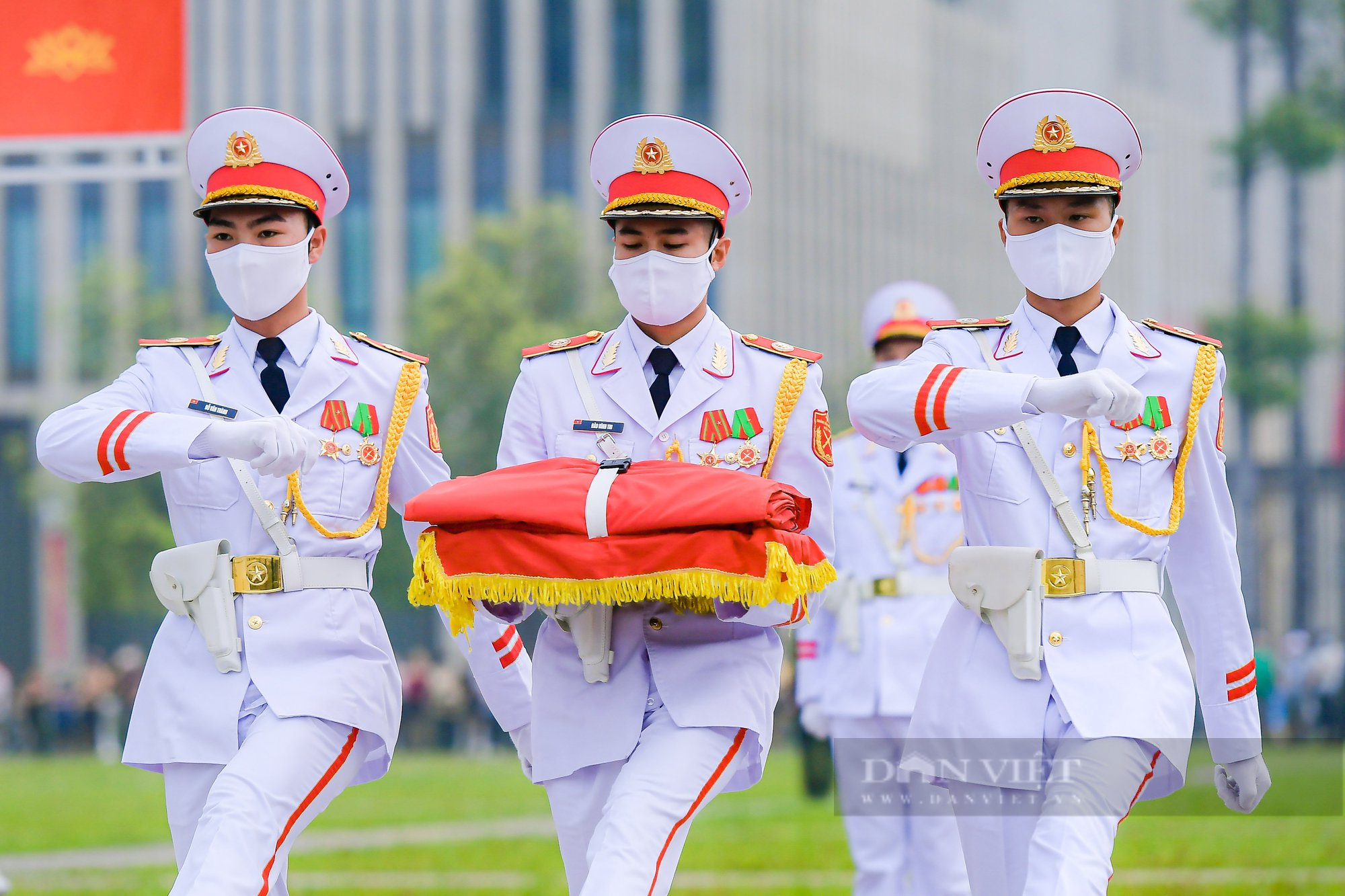 Ký ức Hà Nội: Thiêng liêng buổi lễ thượng cờ, hạ cờ ở Quảng trường Ba Đình - Ảnh 1.