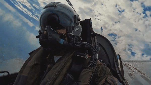 Bị chiến đấu cơ Rafale Pháp truy đuổi, phi công ném ma túy qua cửa sổ máy bay dân sự - Ảnh 22.