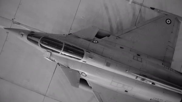 Bị chiến đấu cơ Rafale Pháp truy đuổi, phi công ném ma túy qua cửa sổ máy bay dân sự - Ảnh 3.