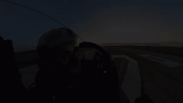 Bị chiến đấu cơ Rafale Pháp truy đuổi, phi công ném ma túy qua cửa sổ máy bay dân sự - Ảnh 6.