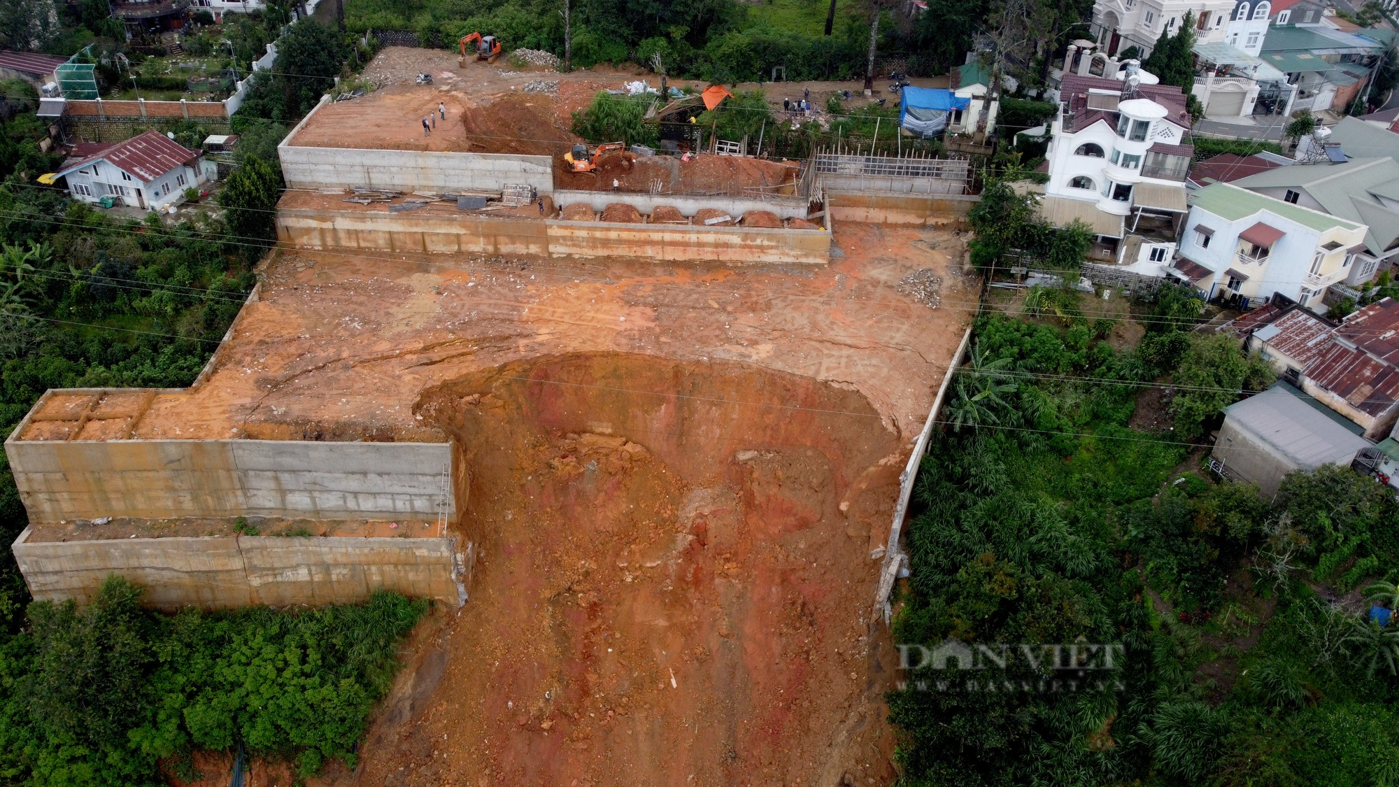 Đưa chó nghiệp vụ vào hiện trường tìm vị trí 2 nạn nhân bị vùi lấp do sạt lở taluy nghiêm trọng tại Đà Lạt - Ảnh 8.