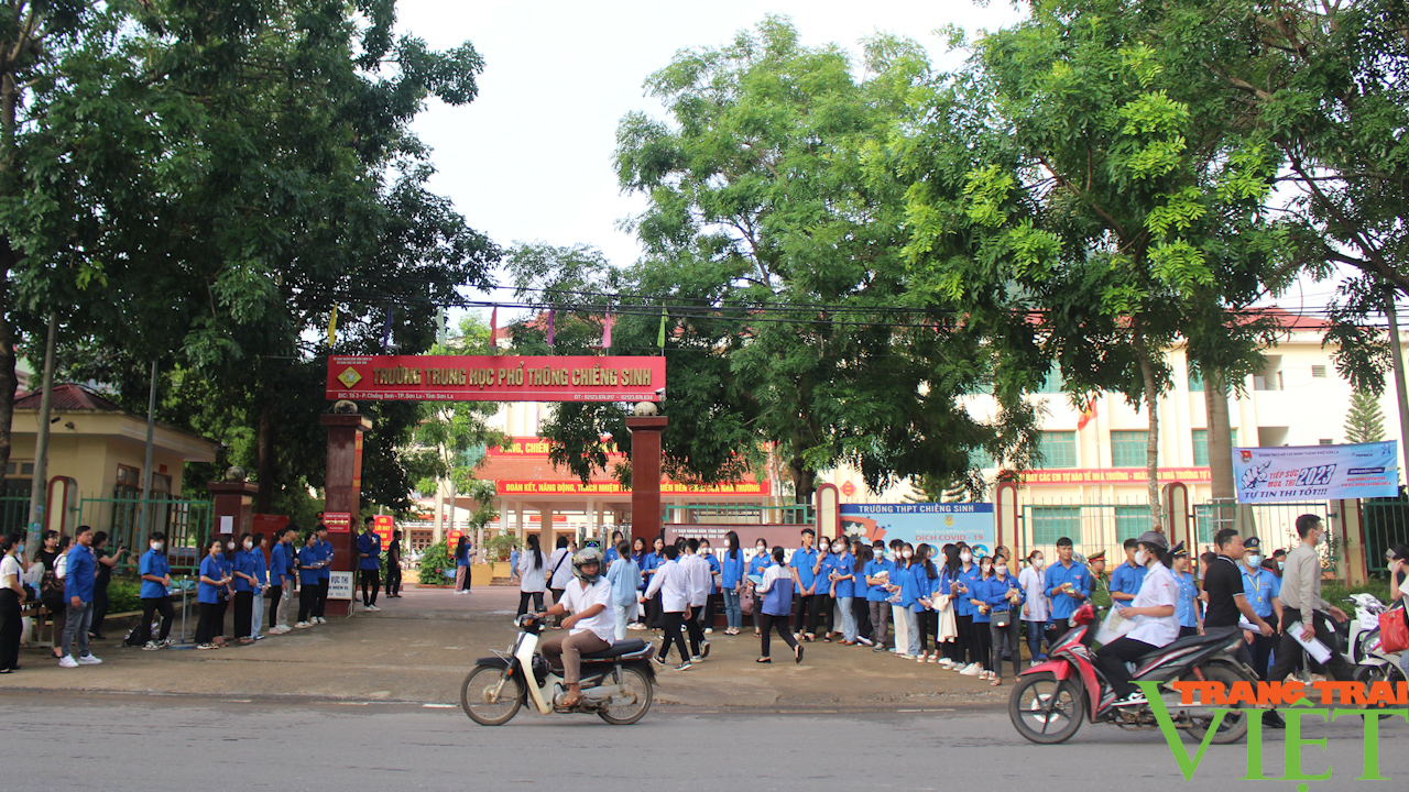 Trên 11.700 thi sinh Sơn La hoàn thành 2 ngày thi tốt nghiệp THPT - Ảnh 2.