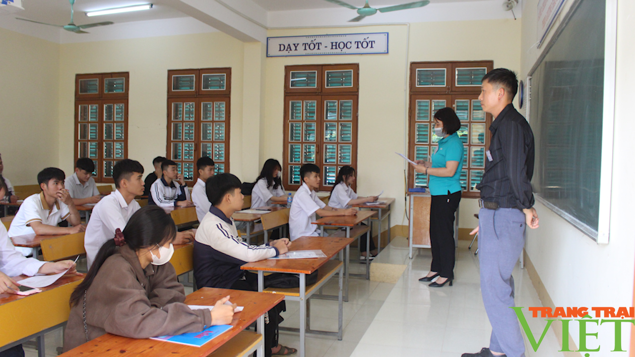 Trên 11.700 thi sinh Sơn La hoàn thành 2 ngày thi tốt nghiệp THPT - Ảnh 6.