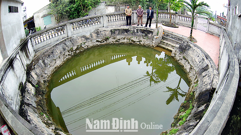 Một giếng cổ trong đền Trần-Chùa Tháp ở Nam Định có mực nước luôn cao hơn mặt sông - Ảnh 1.