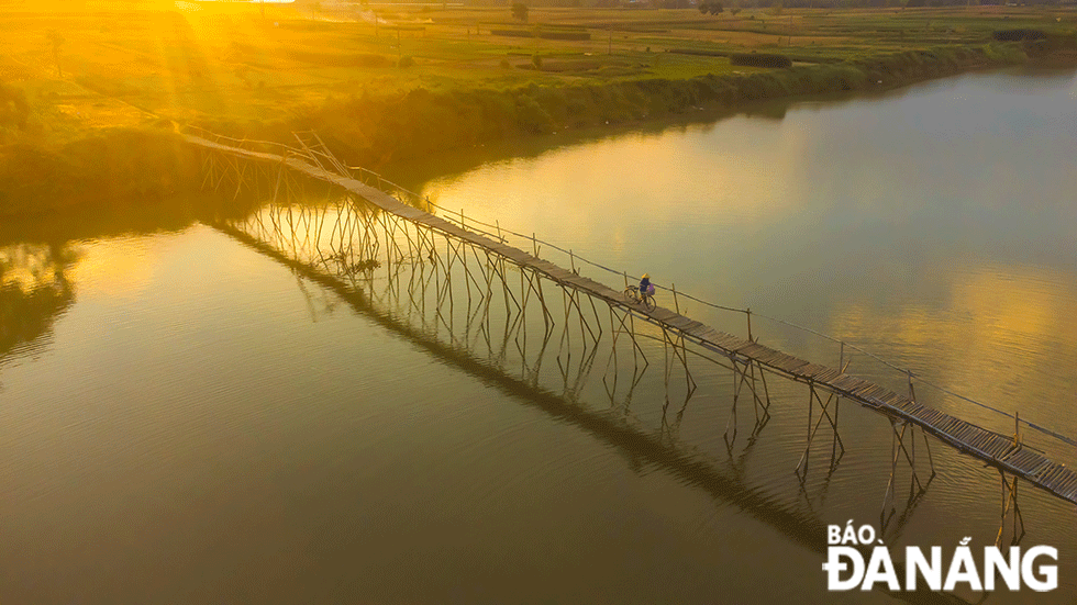 Cầu tre Cẩm Đồng bắc qua một dòng sông ở Quảng Nam, lên ảnh ai cũng khen đẹp như phim - Ảnh 1.