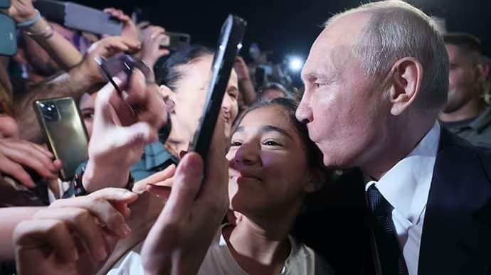 Ông Putin bất ngờ xuống phố, phản ứng của người dân gây sốc cho phương Tây - Ảnh 1.