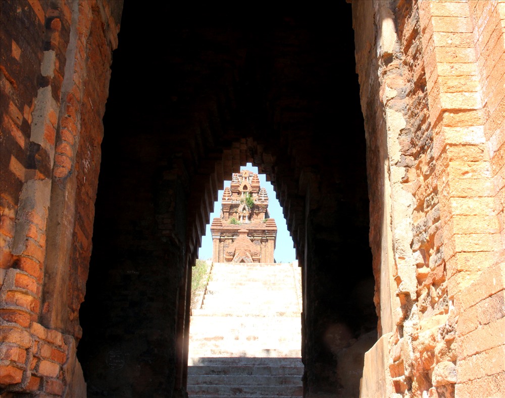 Thời kỳ vàng son rực rỡ của quốc gia cổ đại qua các tháp Champa trên đất Bình Định - Ảnh 2.