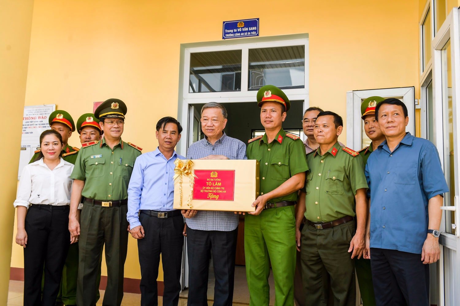 Bộ trưởng Tô Lâm thăm, động viên gia đình các liệt sỹ hy sinh trong vụ tấn công trụ sở xã ở Đắk Lắk - Ảnh 2.