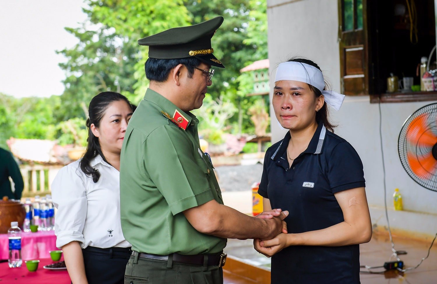 Bộ trưởng Tô Lâm thăm, động viên gia đình các liệt sỹ hy sinh trong vụ tấn công trụ sở xã ở Đắk Lắk - Ảnh 4.