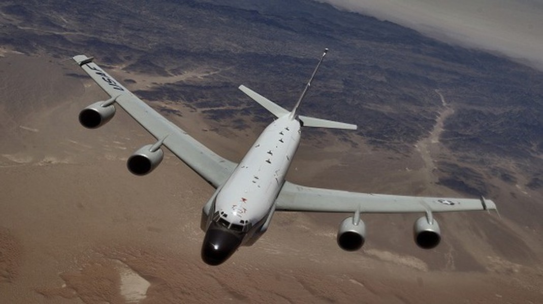 Mỹ tố tiêm kích Trung Quốc áp sát nguy hiểm trinh sát cơ RC-135 ở Biển Đông - Ảnh 16.