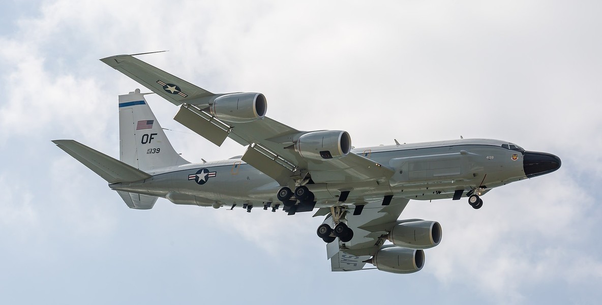 Mỹ tố tiêm kích Trung Quốc áp sát nguy hiểm trinh sát cơ RC-135 ở Biển Đông - Ảnh 17.