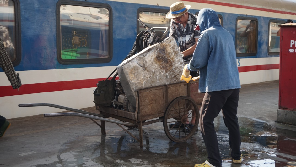 Chuyện xúc động về &quot;chiến binh&quot; bảo dưỡng điều hòa tàu hỏa giữa cái nắng &quot;như thiêu, như đốt&quot; ở Hà Nội - Ảnh 2.